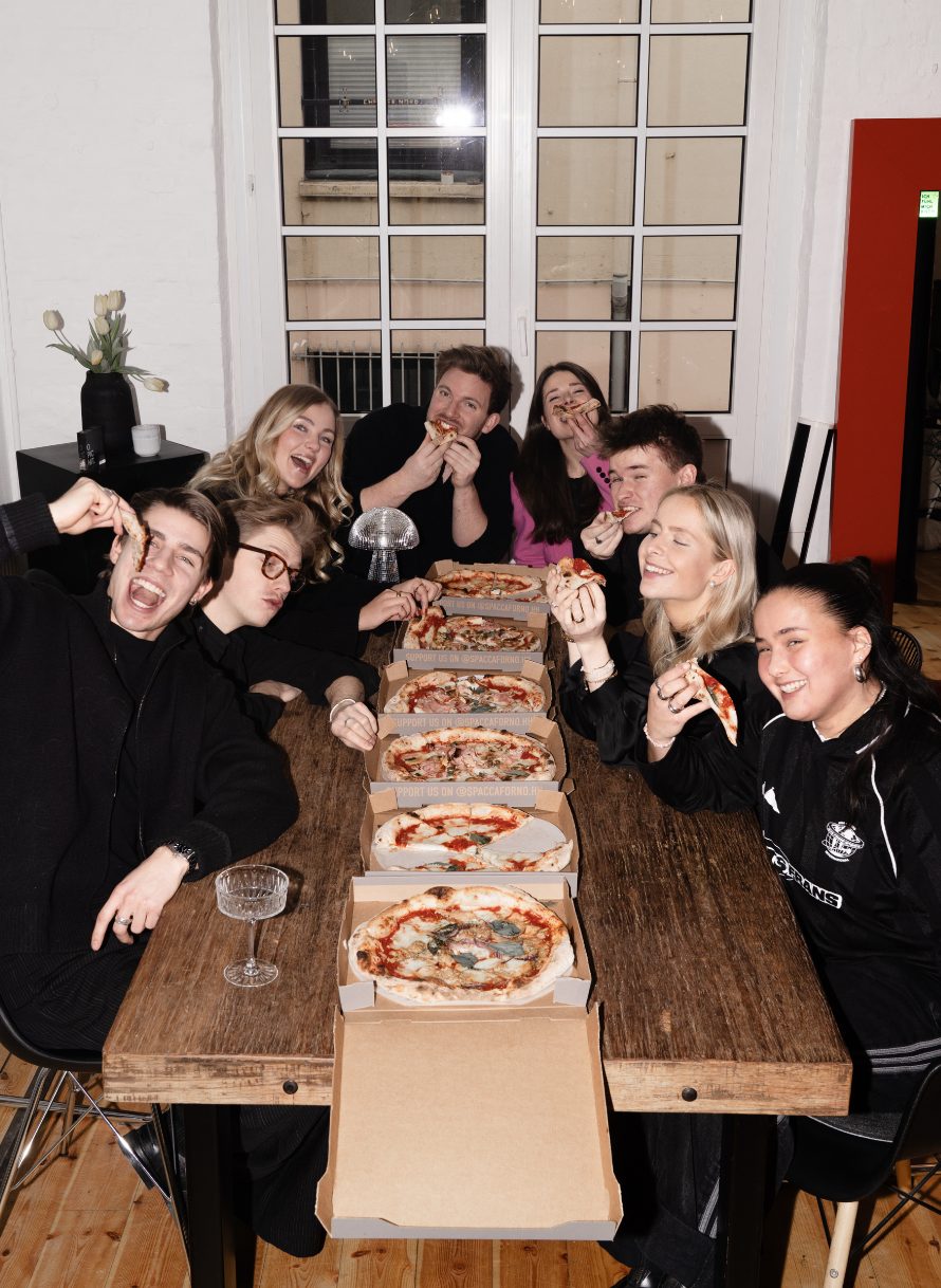 Team-Moment beim PLAYGROUND-Dinner.